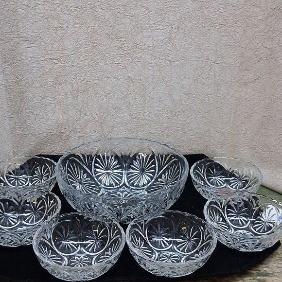 7pc. Anchor Hocking Crystal Dessert & 6 berry Bowls Starburst Medallio - Picture 2 of 8